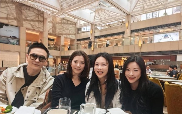 偶遇55岁张智霖和老婆,明星和普通人一对比,脸确实显小 颜值出众