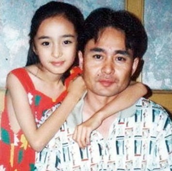 杨幂和父亲(资料图)