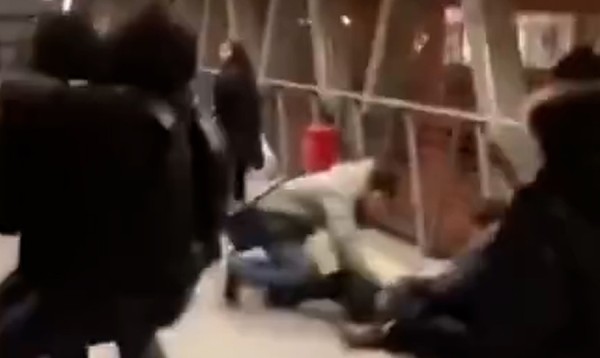 【2】便衣民警在抓捕嫌疑人。视频截图