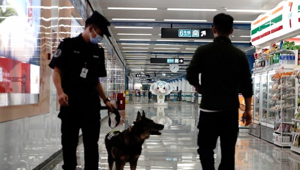 【1】便衣民警（右）与巡逻民警在地铁站相遇。视频截图