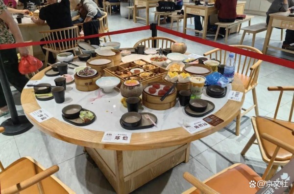 把明星吃剩的饭菜围起来，让粉丝打卡？