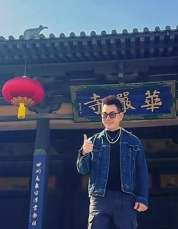 两代“令狐冲”打卡悬空寺！这场跨越20年的江湖联动，看哭无数武侠迷