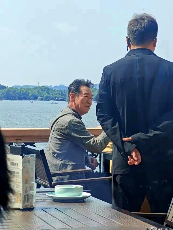 零落浮华：“那是谁？瘦得只剩骨架，眼神却亮得吓人。”

西湖断桥边，游客举起手机，镜头里闪出一张熟悉又陌生的脸——曾在《大明宫词》里意气风发的“薛绍”赵文瑄。有人惊呼“认不出”，有人悄声“老了”。

评论区瞬间炸锅：

“我上周在健身房碰到他，跑十公里不带喘。”

“他微博晒的早餐只有燕麦和蓝莓，自律到可怕。”

“明星也扛不住时间，但精气神赢了。”

我翻资料，赵文瑄1960年生，今年64。去年...