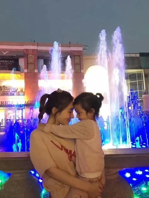 甜馨与贾乃亮除夕团圆照的具体细节是什么？