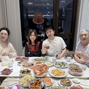 贾乃亮甜馨父女脸团圆过年，离异家庭如何传递温暖？