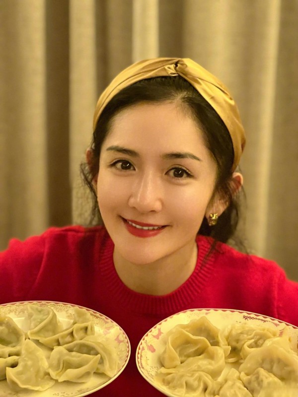 甜馨一句话破防！贾乃亮全家福窗影背后，谁在制造‘复婚’狂欢？