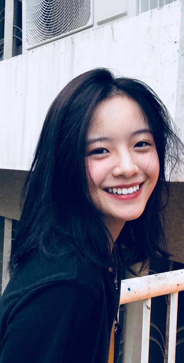 24岁李庚希拿下金鸡影后，为啥还被全网骂“资源咖”？从徐静蕾力捧到演技争议，这位新晋00后影后到底能不能扛起大旗，我们得好好说道说道