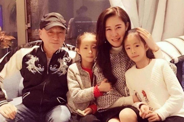 67岁汤镇业定居青岛20年，娶小25岁娇妻，一家8口菜市场秀恩爱