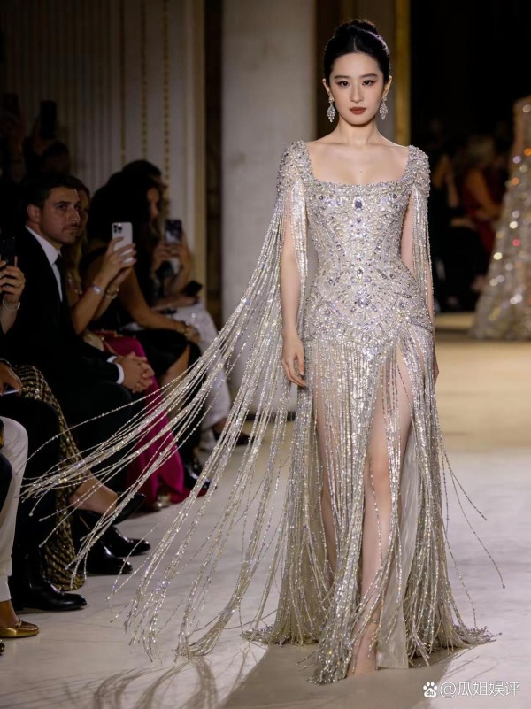 刘亦菲拿下Elie Saab 2...@瓜姐娱评的动态