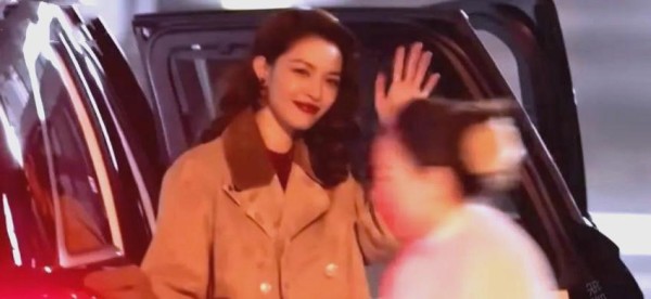 周深亮相春晚舞台，低调风格引发热议