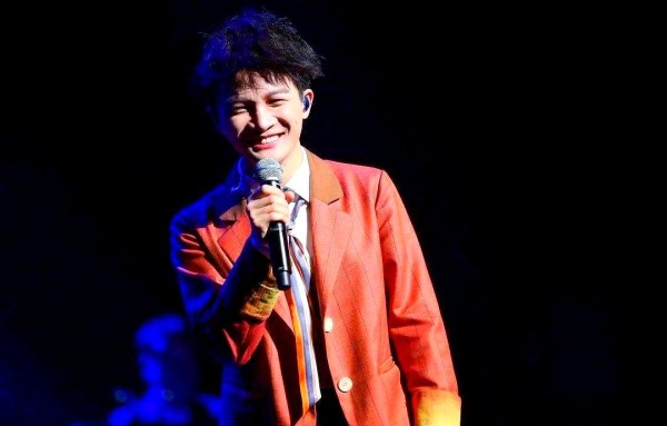 周深：音乐才子与“沙雕”之王的双重魅力