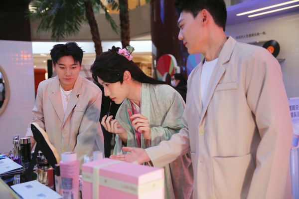 城市-悦西安-场景创新破局！钟楼开元以「美妆+咖啡」激活春日消费新势能-荣耀西安论坛-(4)