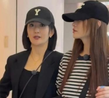 旅行家海林1L8:《姐妹情深,同龄互动:揭秘真诚相处的秘密》
谢娜与李小冉,两位明星,一次逛街,引发网友热议。这不就是学生时代的我们吗?手挽手,无忧无虑。而李小冉的姐姐们旅行节目,又让她收获了成长。同龄人相处,究竟该是怎样的模式?
每个人都有自己的生活方式和价值观,相处模式自然不同。有人觉得同龄人更懂彼此,有人则认为与年长者相处更能获得成长。那么,如何找到适合自己的相处之道呢?
真诚和尊重是基础...