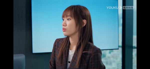 一子依:边草草,也是一名明星子女邹元清扮演,看出来是谁的女儿了吗?
她的妈妈是闫妮。
虽然顶着明星子女的光环,不过她在电视剧《打开生活的正确方式》的表现,还真可圈可点。
1、邹元清的长相不算甜美,但也挺有自己的独特之处,有点不尖的小圆脸,棱角不够分明的五官,拒绝了大众的网红脸,反而让人印象深刻。
2、邹元清虽然只是表演新人,但演技还不错,一些特定镜头在她脸上留住,她也能通过自己的微表情来表现...