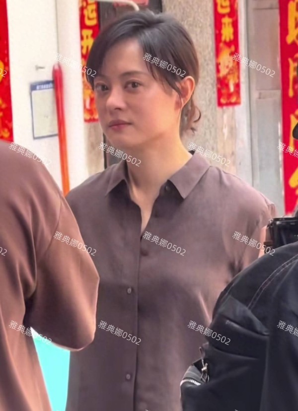厦门偶遇孙俪拍戏本人皮肤白里透红脸小大眼睛，表情警惕眼神略凶