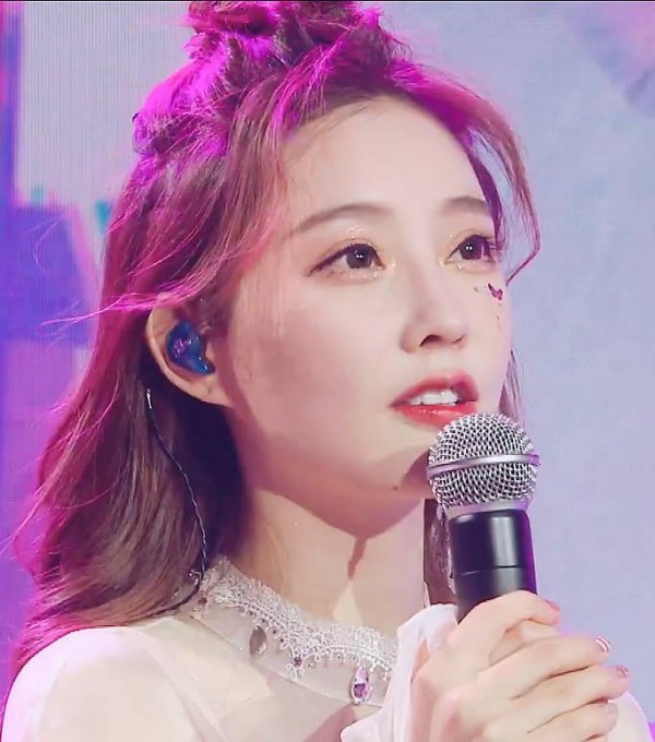 冯提莫一个草根主播跨界转型的励志故事!