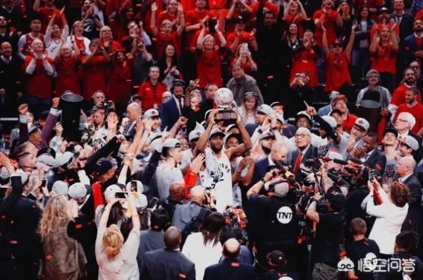 日日齐NBA:激烈竞争、明星风采和球迷狂热