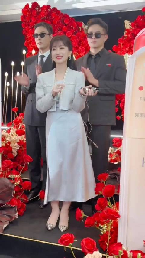 赵雅芝直播搞怪瞬间欢乐十足