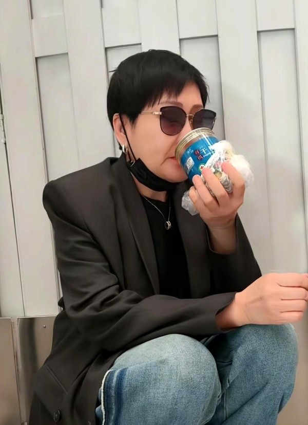 张凯丽机场狂炫百香果，蹲角落猛灌头发乱也不在乎，就为不浪费朋友心意！对比那些插队耍大牌的明星，这才是真体面！