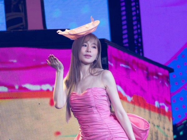 王心凌、刘昊然们：恋情曝光=商业塌方？粉丝经济背后的情感囚笼