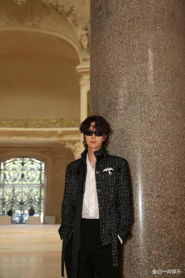 18城偶遇王一博 顶流引爆打卡狂潮