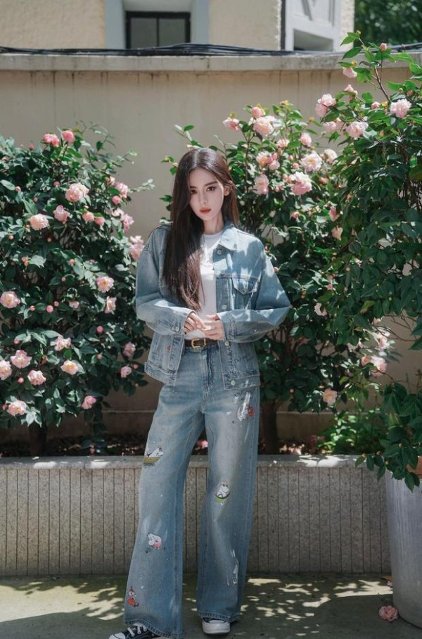 娜扎甜笑灵动元气。