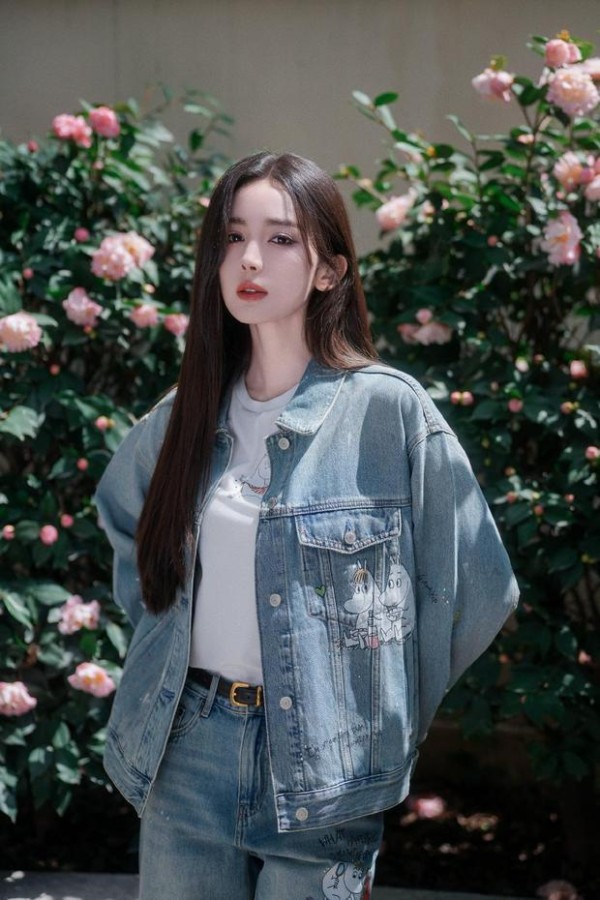 娜扎双手背身后，牛仔穿搭显甜酷。