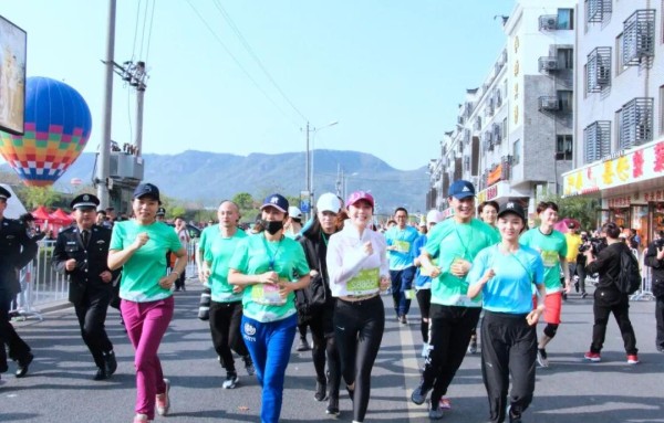 横店马拉松:穿越赛道上的明星与跑友同框