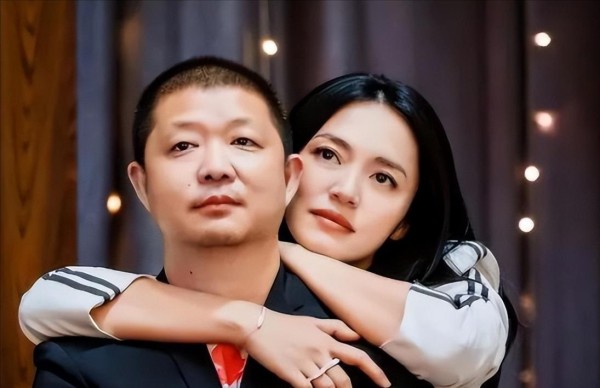 这对“金童玉女”婚姻的裂缝，揭开了一场持续十余年、牵扯四人的舆论大战序幕