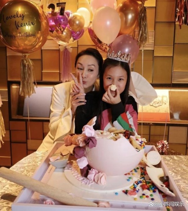 你以为香港娱乐圈靠的是才华？错了，它靠的是血脉。林海峰和林晓峰台上是明星，台下是亲兄弟，他们的舅舅是狄龙。郭可盈和熊黛林