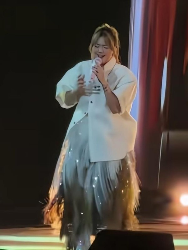 这真的是孙燕姿吗？她曾是骨感女神的代表，年轻时纤瘦的身材让人羡慕，唱歌时灵动的模样迷倒无数人，可如今再看她却变化很大