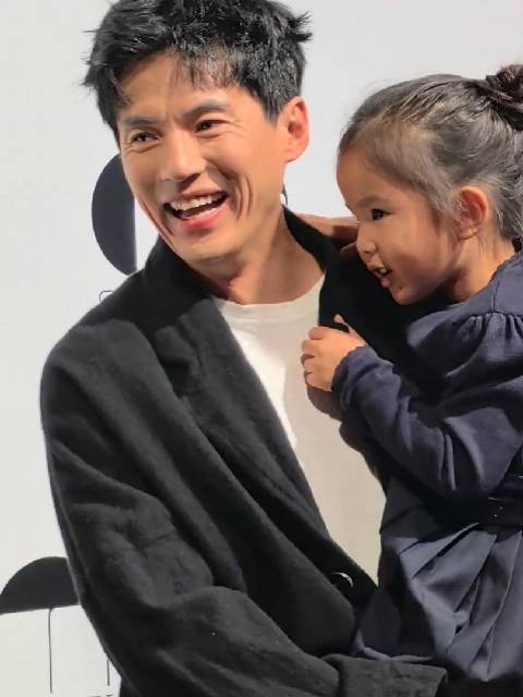 宋宁峰带女儿上红毯，妹妹真可爱