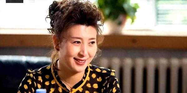 闫学晶事件升级影响深远,我国多位演艺军官军衔极高,他们的负面影响超越普通明星,炒作持续必将损害个人与军人形象,引发社会广泛不满