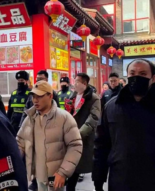 吃相太难看！宋晓峰现身沈阳，十几个保镖开道，担心的事还是发生