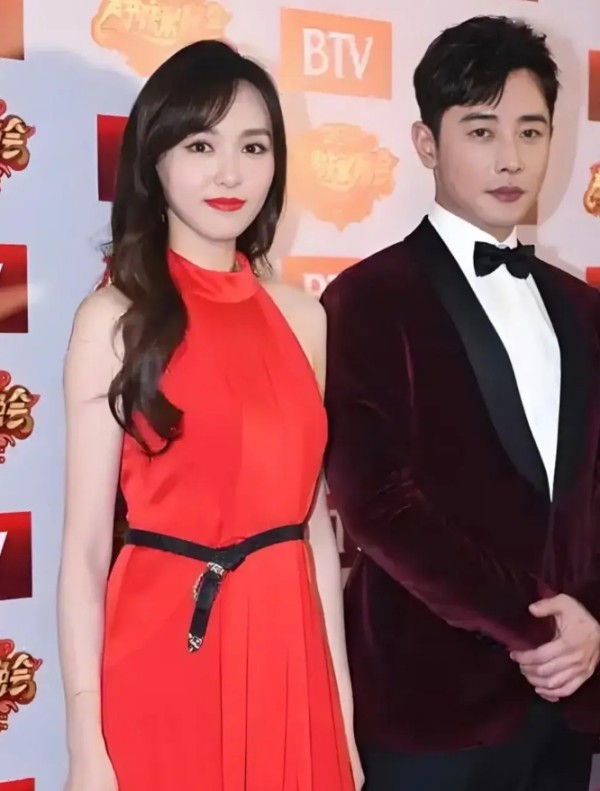 玩具人生：唐嫣告诉了所有女生一个道理，

找老公不要找有钱的，

更不要找长得帅的，但千万要找把自己放在第一位的男生。

唐嫣说的很好！

我们看看娱乐圈里，之前有不少明星夫妻最初是高调示爱、甜蜜结婚，最终却都遗憾分手，有些分开的原因，的确就是与男方未能将伴侣和家庭放在首位有关。

比如，文章和马伊琍当年因戏生情，结婚时被视为才子佳人的完美组合，文章还曾多次公开表达对马伊琍的爱，甚至在节目中说自己...