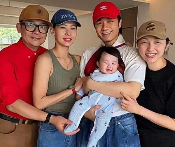 57岁古巨基妻子产后被曝光!在豪宅接待好友状态超棒,二孩特像妈