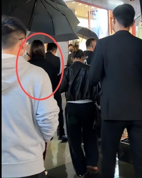 单依纯风波后上海出席活动!眼肿憔悴全程小心翼翼,一群保镖跟随