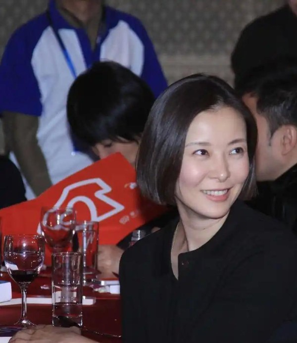 如今再看柯蓝，她竟早已逆袭封神，活成了令人羡慕的人生赢家！