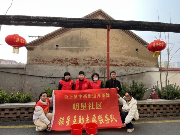 中都街道明星社区开展 “植绿护绿、共建美好家园”志愿服务活动