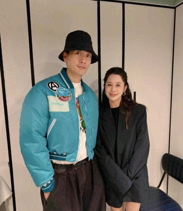 44岁黄宗泽和女粉丝合影,他的打扮好时尚,女粉丝脸蛋精致好美!