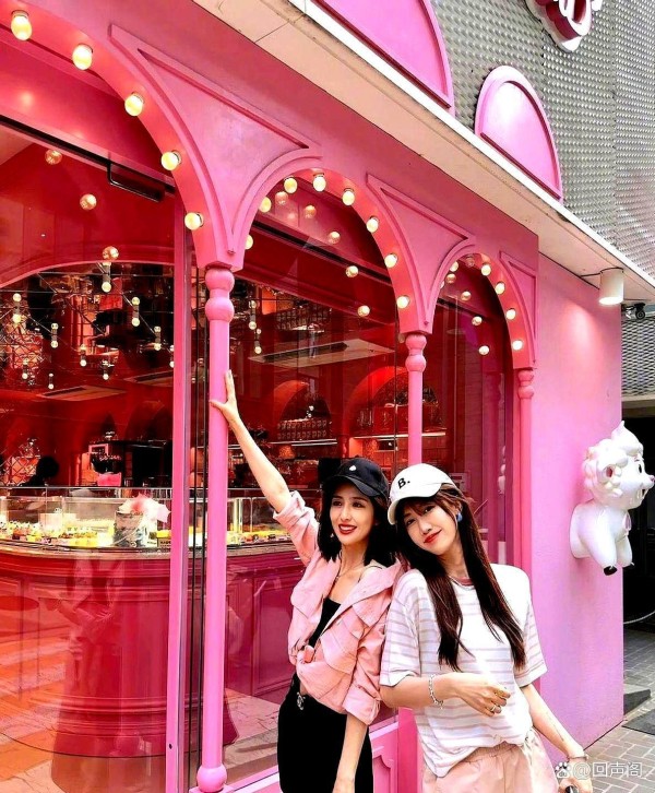 原来我们都误会了，佟丽娅的至交并非董璇。这位连续8年赠予顶配iPhone、除夕夜亲自下厨款待的密友，其实鲜为人知