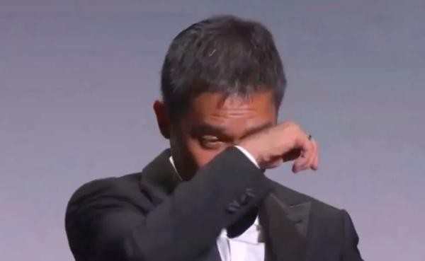 获颁终身成就奖，梁朝伟落泪