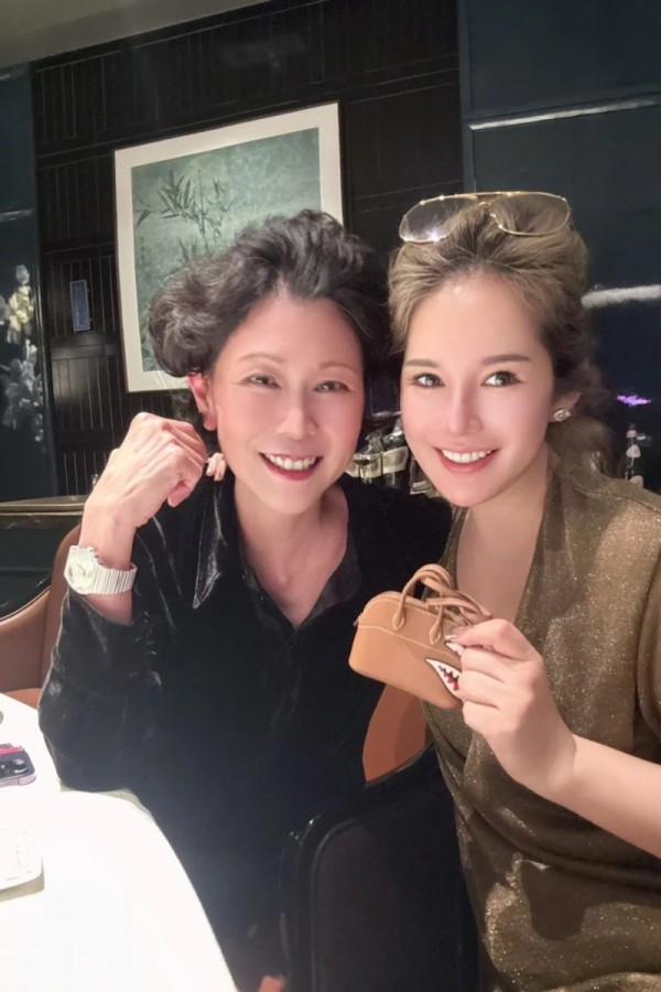 周凯旋出手相当大方，有眼利的网民查出，她送给葛雯竹的礼物是Hermès出品的Bolide Shark Charm挂饰。