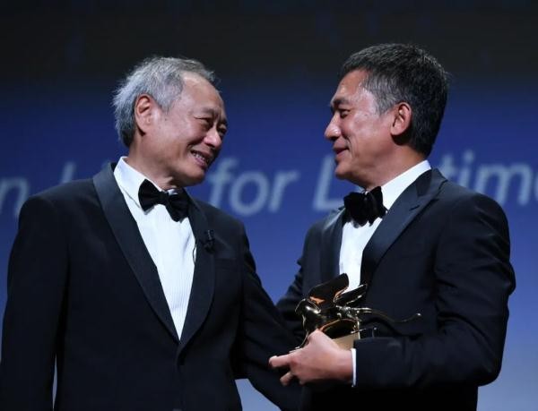 获颁终身成就奖，梁朝伟落泪