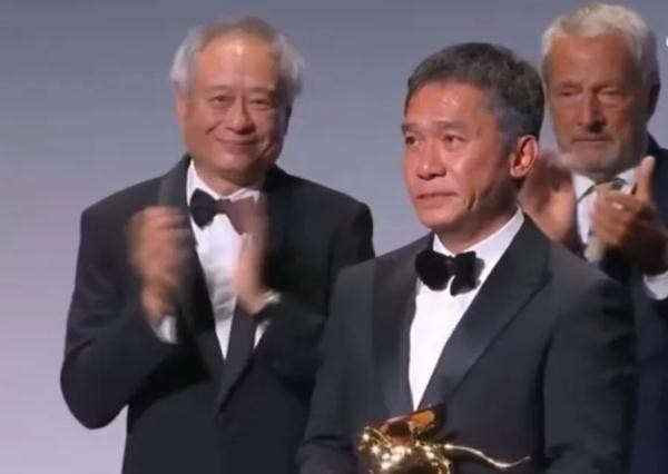 获颁终身成就奖，梁朝伟落泪