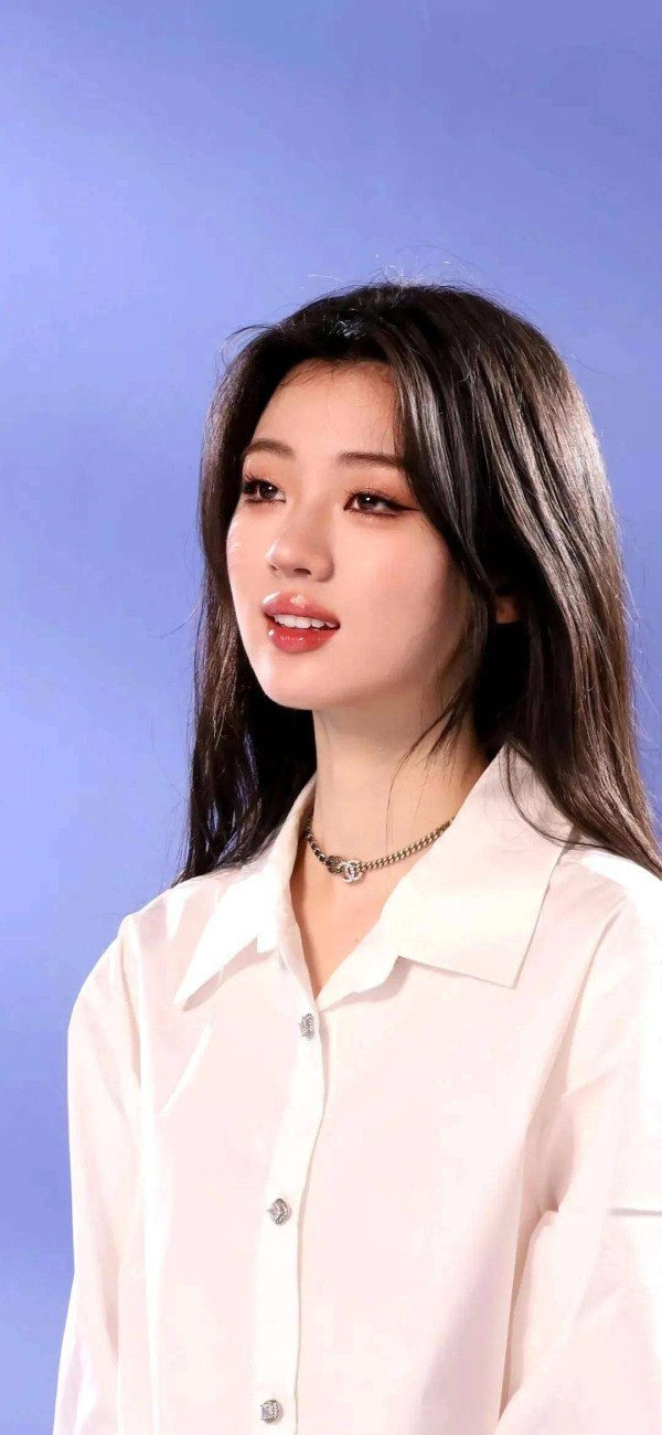 刚为侵权道歉，单依纯竟为争议商K站台？郭麒麟钟丽缇同框细节太惊人！