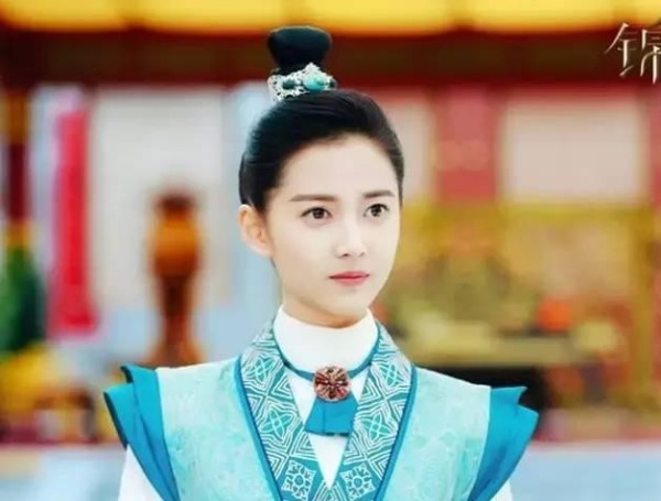 陈钰琪：三流艺校出身，横店当群演被唐嫣相中，演金庸女主走红