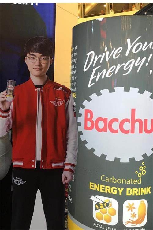 LOL榜样Faker,仍在用五年前代言的手机!一直喝自己代言的饮料!