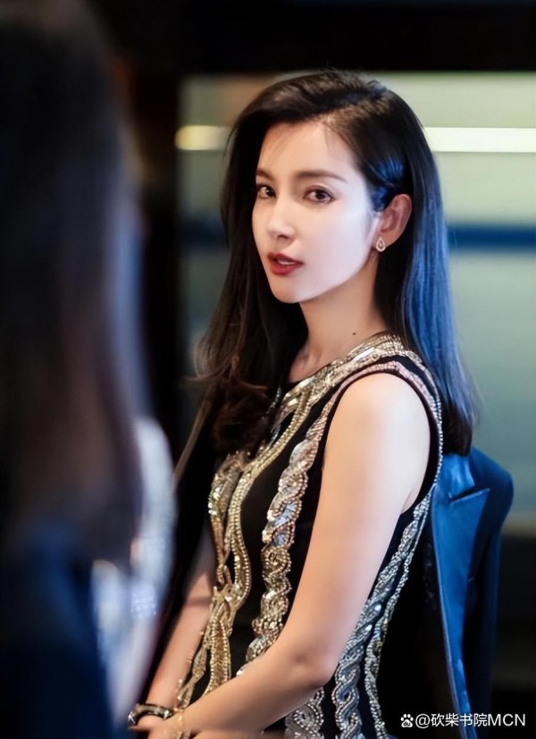 这4位大明星，表面上风光无限，没想到背后是商业圈大佬，难怪无人敢得罪