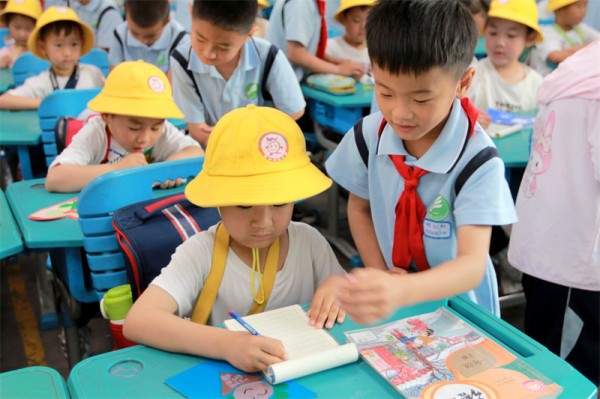 幼芽沐暖阳 小学初绽放——东营市东营区三中联合小明星、娃娃邦、天天三所幼儿园开展幼小衔接实践活动